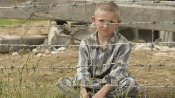 Хлопчик в смугастій піжамі